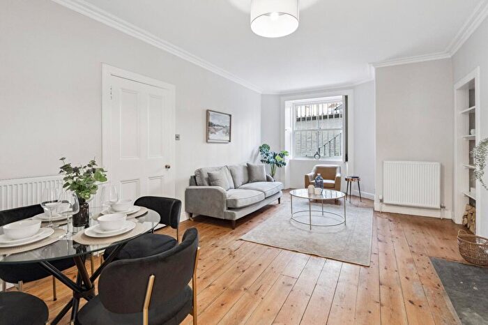 2 Bedroom Apartment For Sale In Coates Gardens, Edinburgh, Midlothian, EH12