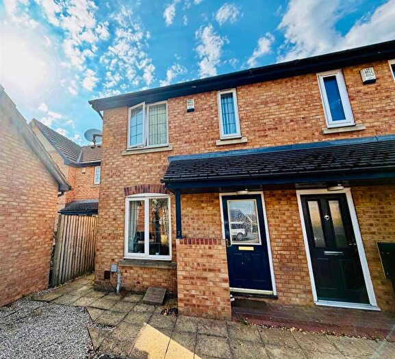 2 Bedroom Town House To Rent In Suffield Close, Gildersome, Leeds, LS27