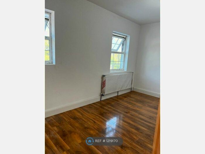 3 Bedroom Flat To Rent In Saxon Drive, London, W3