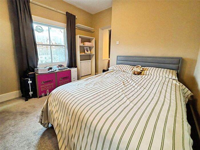 Studio To Rent In Edith Road, London, W14