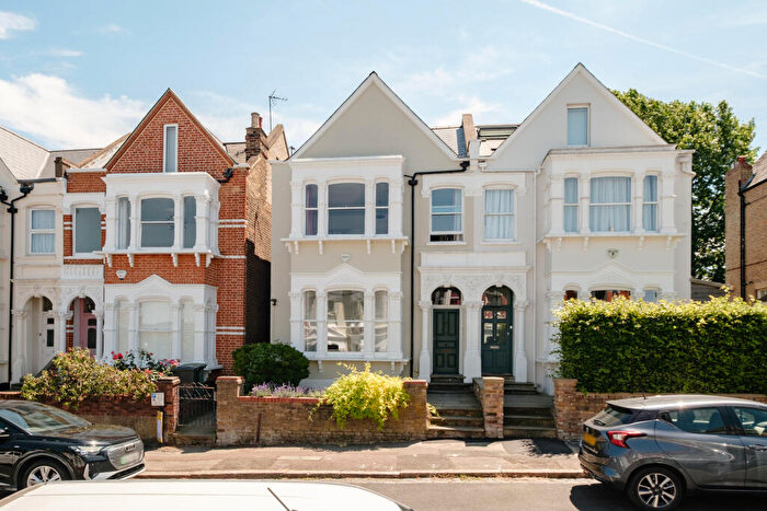 4 Bedroom Semi-Detached House For Sale In Dashwood Road, London, N8