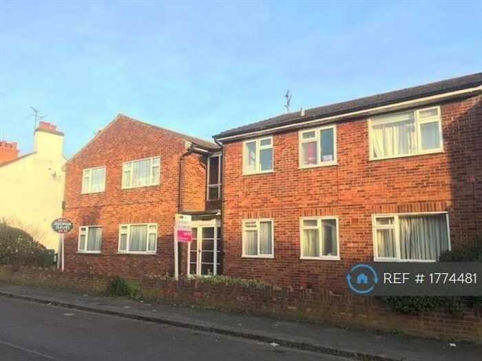 2 Bedroom Flat To Rent In Northern Road, Aylesbury, HP19