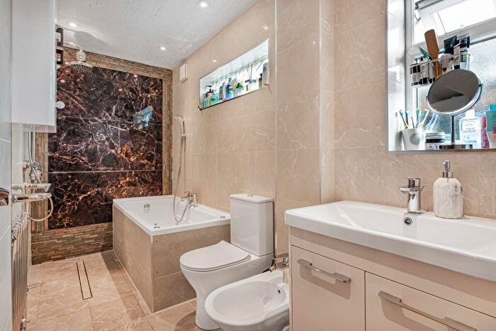 3 Bedroom End Of Terrace House For Sale In Ingram Road, Dartford, DA1