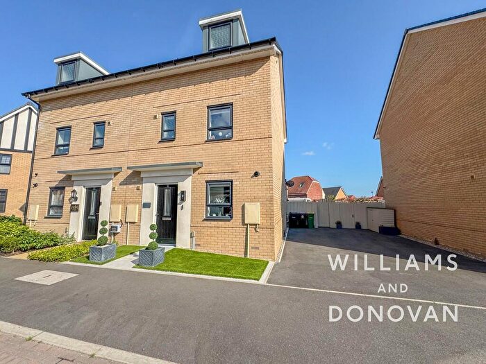 4 Bedroom Semi Detached House For Sale In Bartons Avenue, Hullbridge, SS5