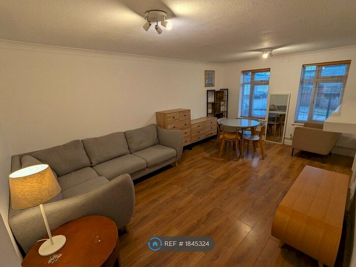 2 Bedroom Flat To Rent In Limes Avenue, Chigwell, IG7