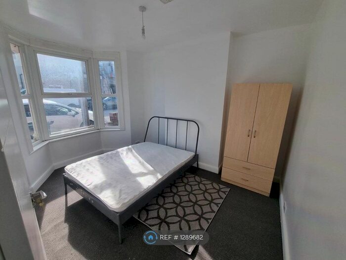 3 Bedroom Terraced House To Rent In Oaklands Park Avenue, Ilford IG1