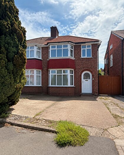 3 Bedroom Semi Detached House To Rent In Tintern Avenue, London, NW9