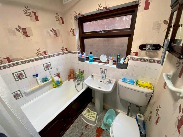 2 Bedroom Detached Bungalow For Sale In Brixham Drive, Wigston, Leicestershire, LE18