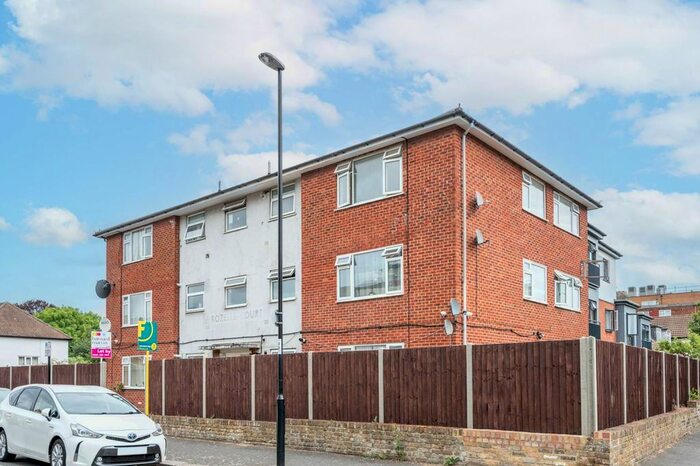 2 Bedroom Flat To Rent In .Rozelle Court, Croydon, Thornton Heath, CR7