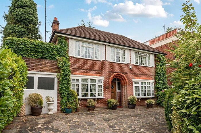 4 Bedroom Detached House For Sale In Holden Road, Woodside Park, N12