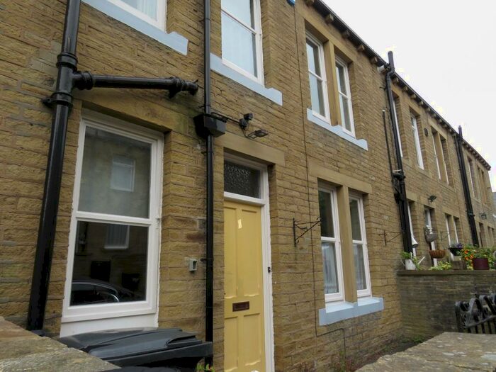 4 Bedroom Terraced House To Rent In Beverley Place, Halifax, HX3