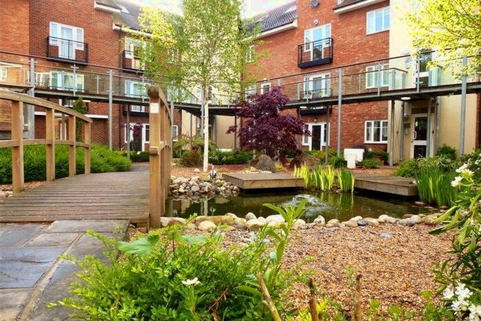 2 Bedroom Flat To Rent In Lumley Road, Horley, Surrey, RH6