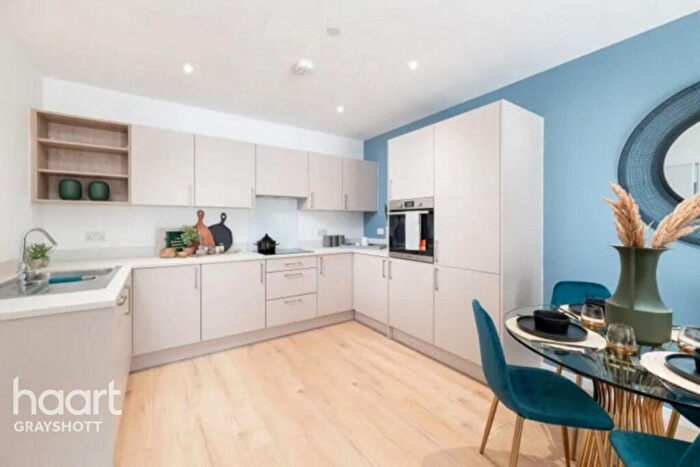 2 Bedroom Apartment For Sale In Cinquefoil Close, Curbridge, SO30