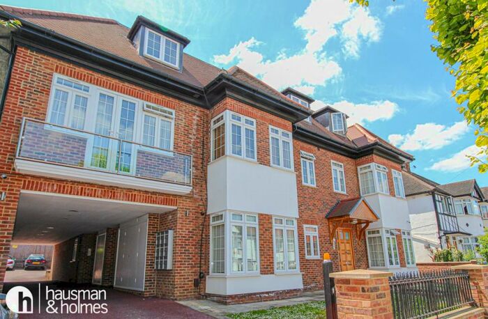3 Bedroom Flat To Rent In Beechcroft Avenue, Golders Green, NW11