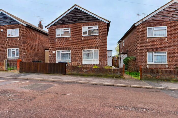 2 Bedroom Maisonette To Rent In Taunton Road, Northfleet, Gravesend, Kent, DA11