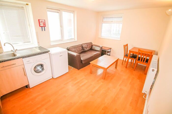 3 Bedroom Flat To Rent In City Road, Cardiff, CF24