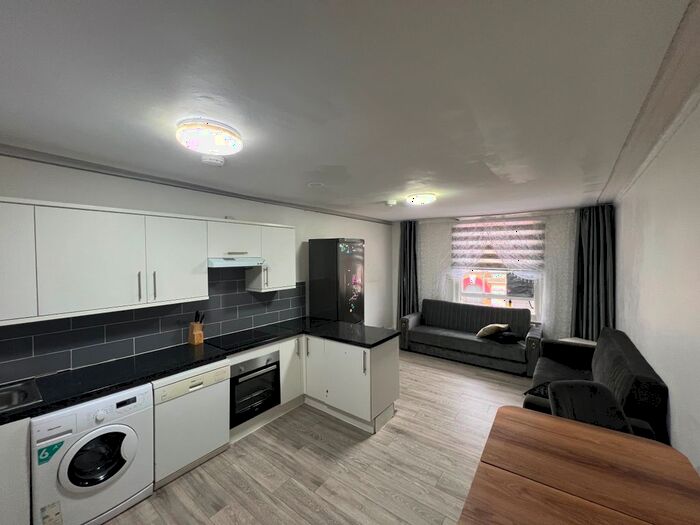 1 Bedroom Flat To Rent In Sun Street, Waltham Abbey, EN9