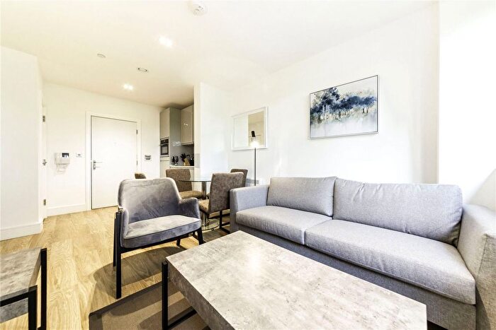 1 Bedroom Flat To Rent In Home Park Mill Link, Hertfordshire, WD4