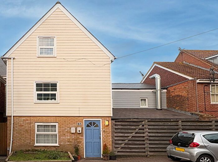 2 Bedroom Flat To Rent In Fairview Road, Sittingbourne, ME10