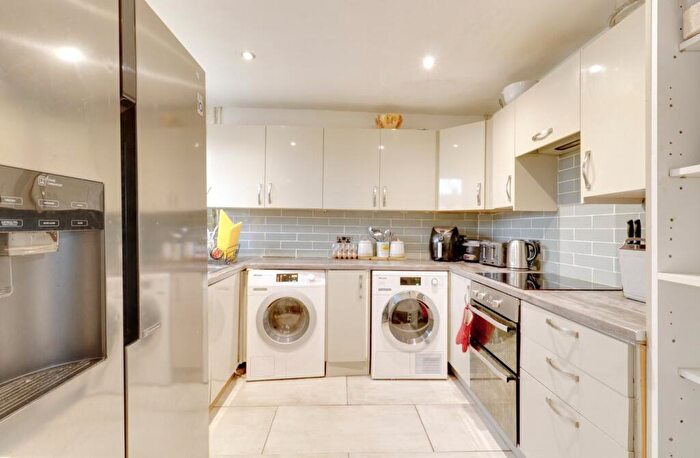 3 Bedroom Terraced House For Sale In Manor Close, Aveley, South Ockendon, RM15