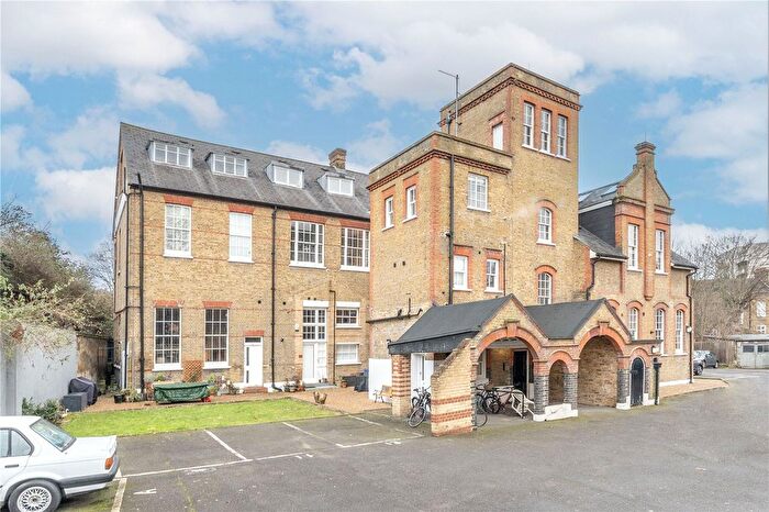 1 Bedroom Maisonette To Rent In - Barrington Road, London, SW9