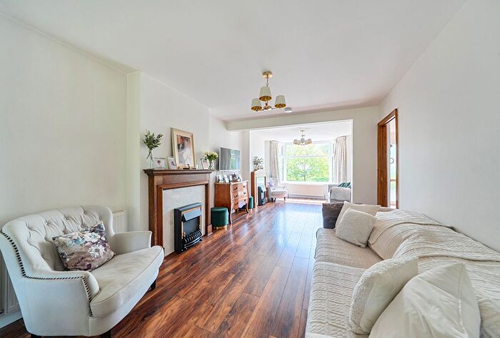 4 Bedroom Semi-Detached House For Sale In Kingsbury Road, London, NW9