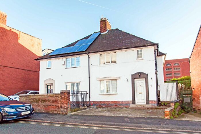 3 Bedroom Semi-Detached House For Sale In Park Road, Chesterfield, S40