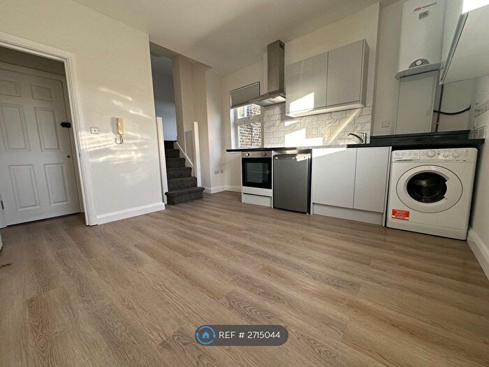 Studio To Rent In High Street, London, N8