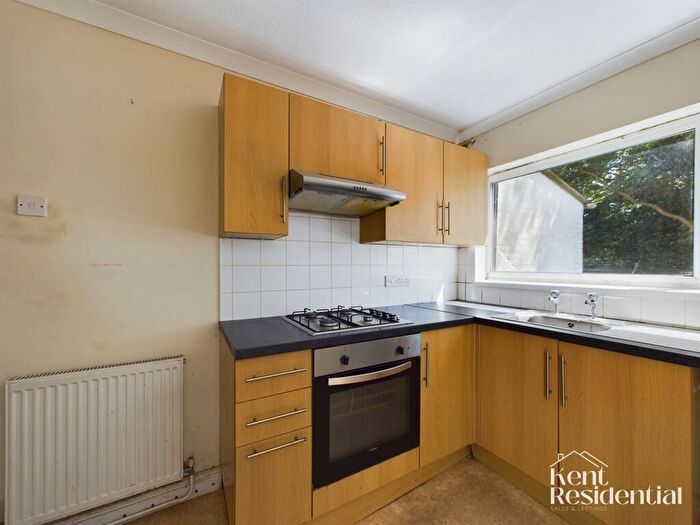 2 Bedroom Detached House For Sale In Gordon Road, Rochester, ME2