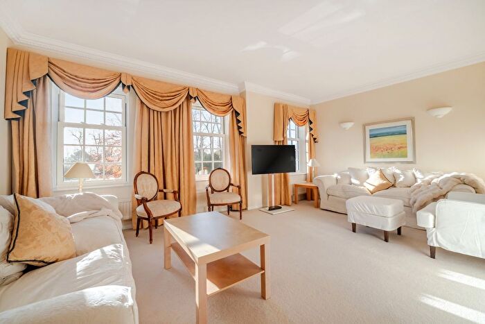 4 Bedroom Town House To Rent In Queens Acre, Windsor, SL4