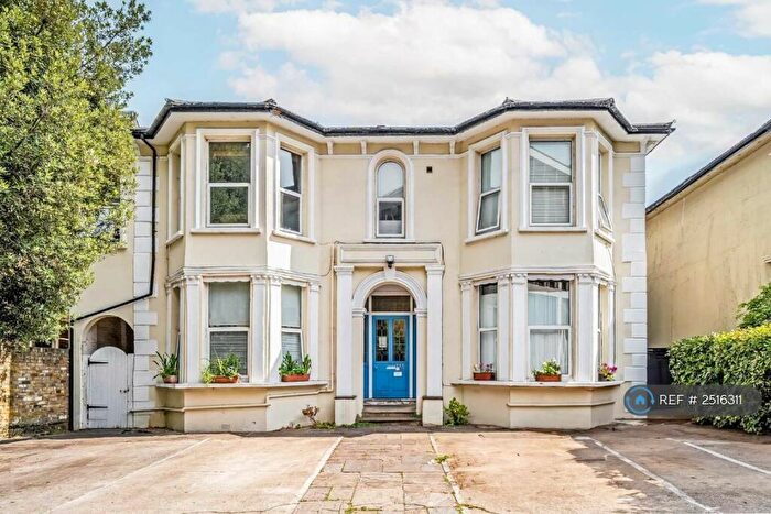 3 Bedroom Flat To Rent In Grove Crescent, Kingston Upon Thames, KT1