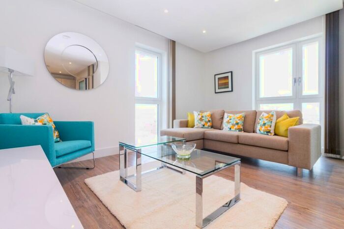 3 Bedroom Apartment To Rent In Wiverton Tower, Aldgate Place, Aldgate, E1