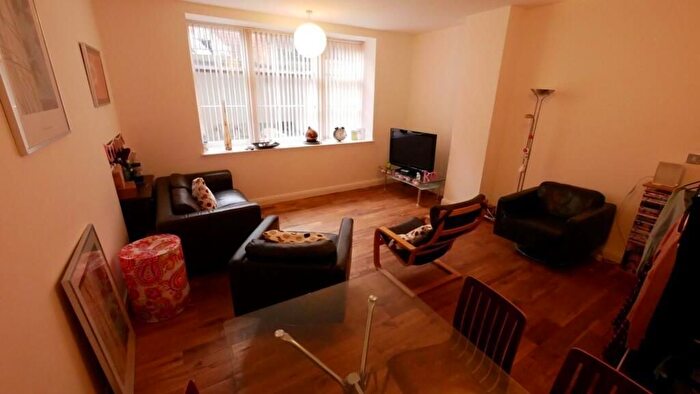 3 Bedroom Flat To Rent In Hanover Square, Leeds, LS3