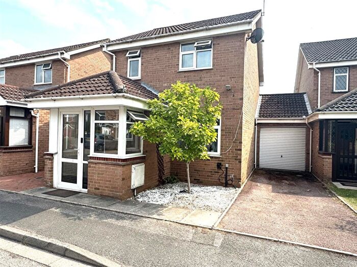 4 Bedroom Semi-Detached House To Rent In Brentford Close, Hayes, UB4