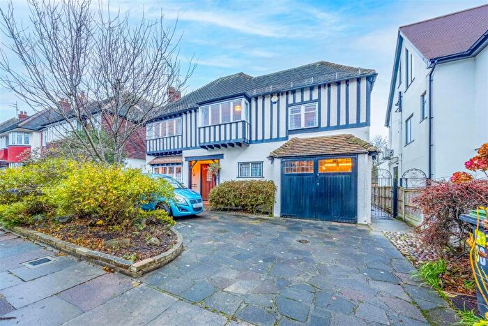 4 Bedroom Detached House For Sale In Hall Park Avenue, Chalkwell, SS0