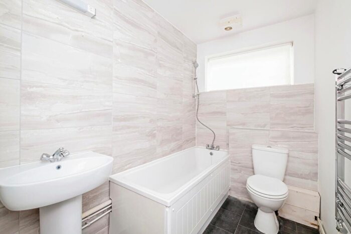 2 Bedroom Flat For Sale In Goldsworth Road, Woking, Surrey, GU21