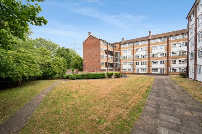 3 Bedroom Flat To Rent In Byegrove Court, Colliers Wood, SW19