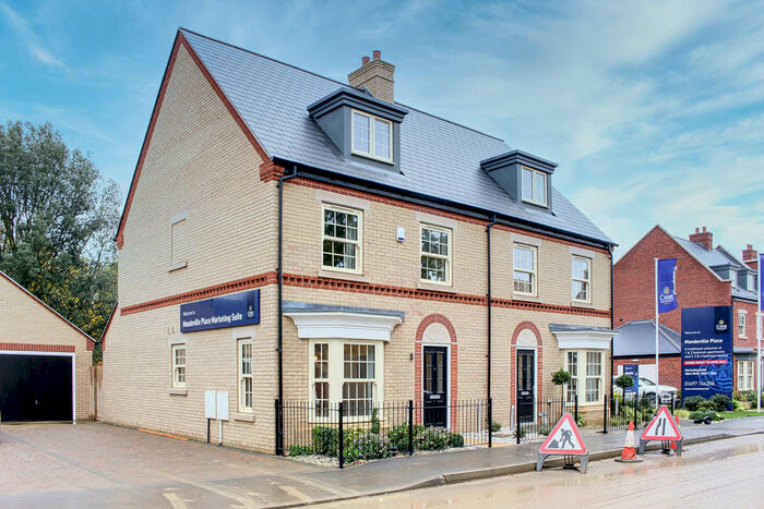 3 Bedroom Town House To Rent In Central Avenue, Brampton, PE28