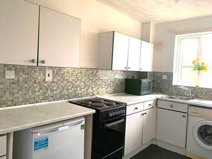 2 Bedroom Flat To Rent In Maplin Park, Slough, SL3