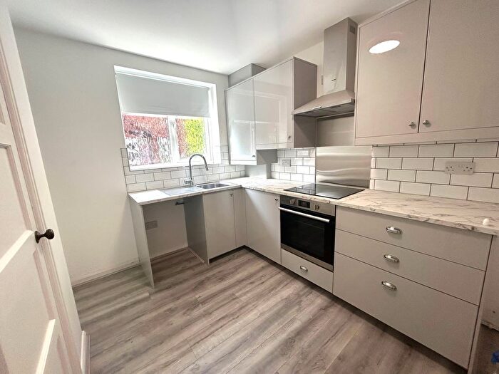 4 Bedroom Semi-Detached House To Rent In Allerton Road, Liverpool, L18