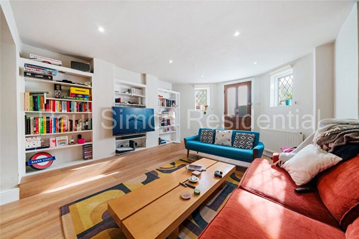 3 Bedroom Maisonette For Sale In Pemberton Road, London, N4