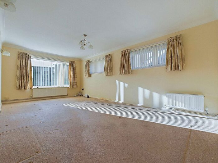 2 Bedroom Bungalow For Sale In Penleigh Close, Lancing, BN15