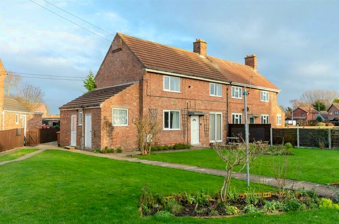 3 Bedroom Semi-Detached House For Sale In South Side Villas, Ottringham, HU12