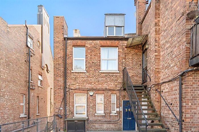 Flat To Rent In Green Lanes, London, N13