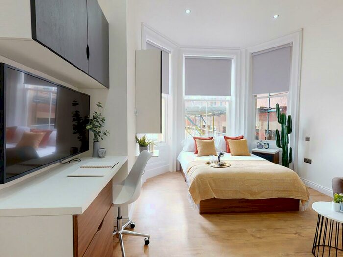 Apartment To Rent In Apt, Clarendon Road #, LS2