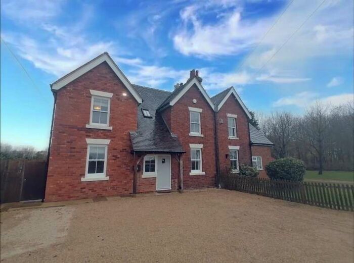4 Bedroom Cottage To Rent In Alrewas, Burton-on-trent, DE13