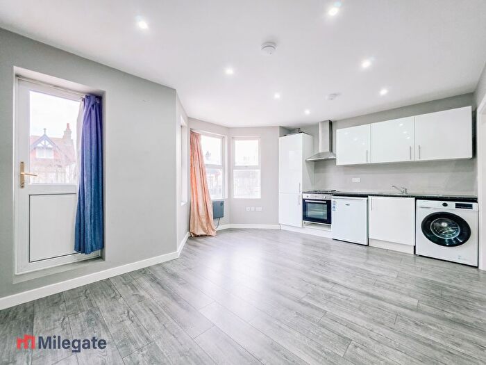 Studio To Rent In Hamlet Court Road, Westcliff-On-Sea, SS0