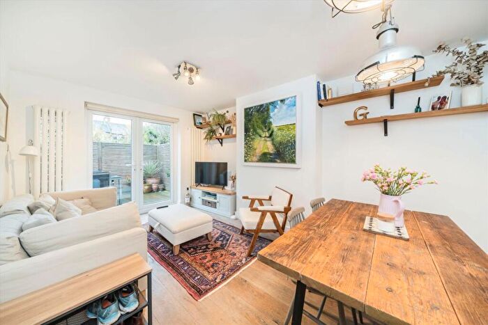 2 Bedroom Flat For Sale In Cambray Road, Balham, SW12