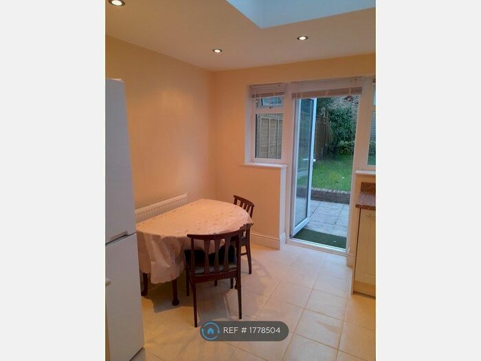 2 Bedroom Flat To Rent In Stile Hall Gardens, London, W4