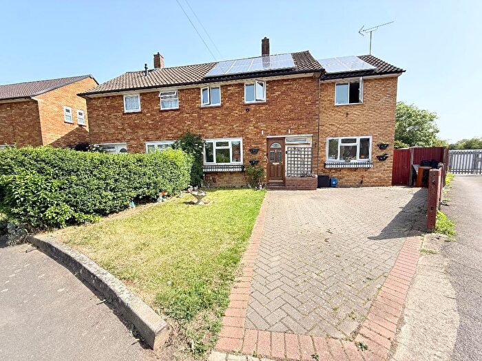 4 Bedroom Semi Detached House For Sale In Dewsbury Road, Runfold, Luton, Bedfordshire, LU3
